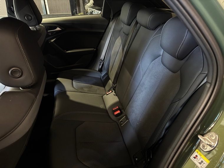 Vehicle Image 32