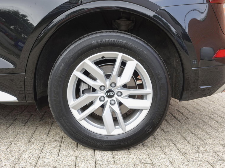 Vehicle Image 12