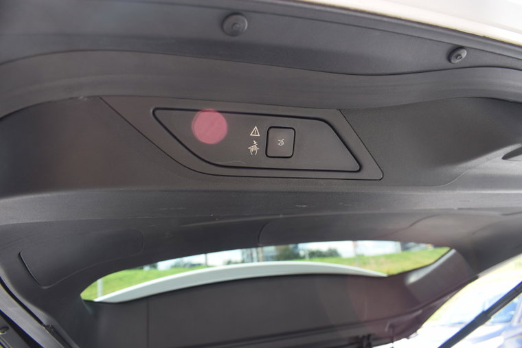 Vehicle Image 25
