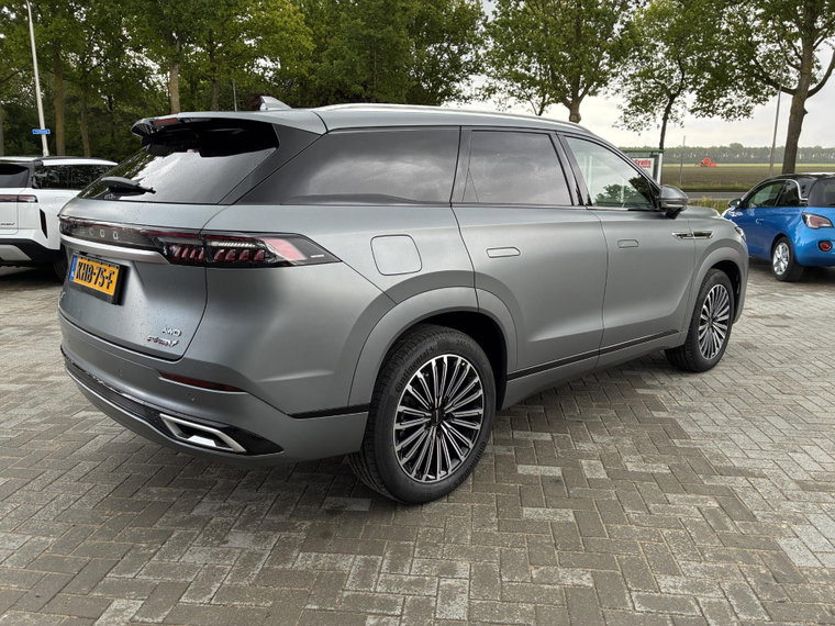 Vehicle Image 4