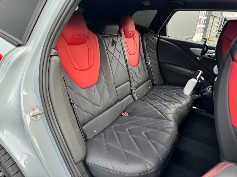 Vehicle Image 32