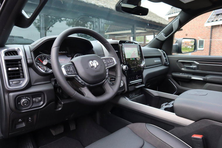 Vehicle Image 32