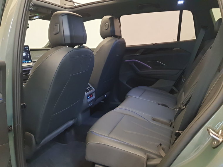 Vehicle Image 25