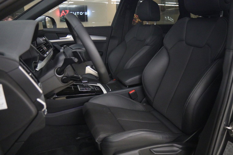 Vehicle Image 12