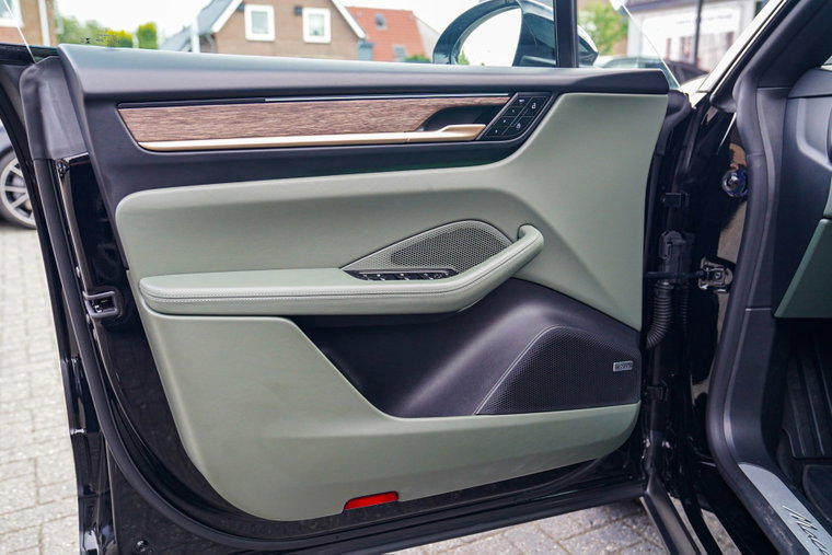Vehicle Image 32