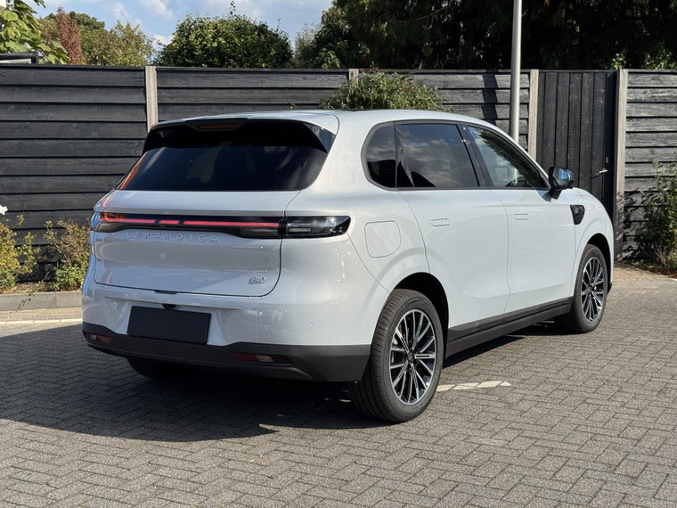 Vehicle Image 9