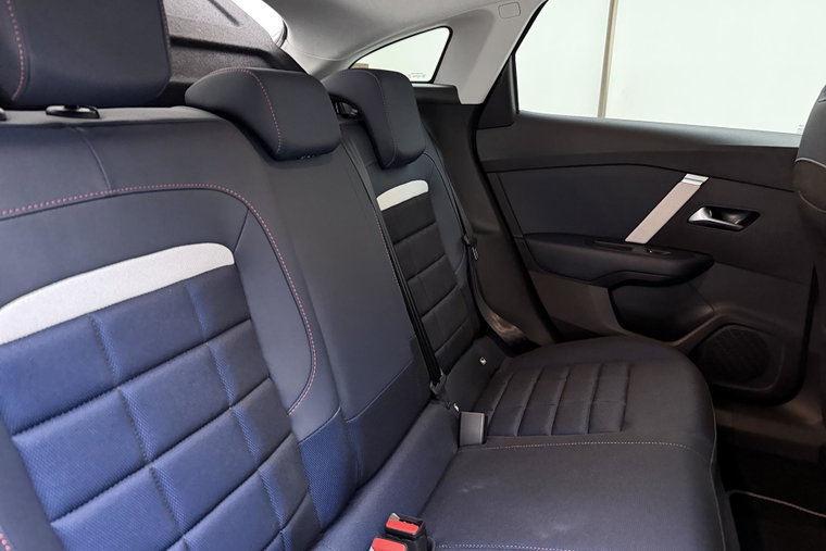Vehicle Image 16