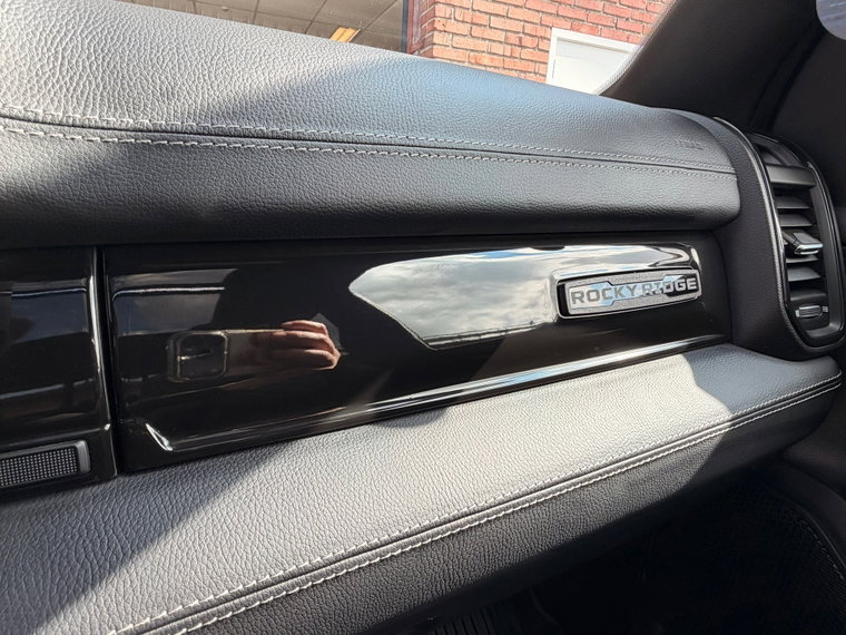 Vehicle Image 32