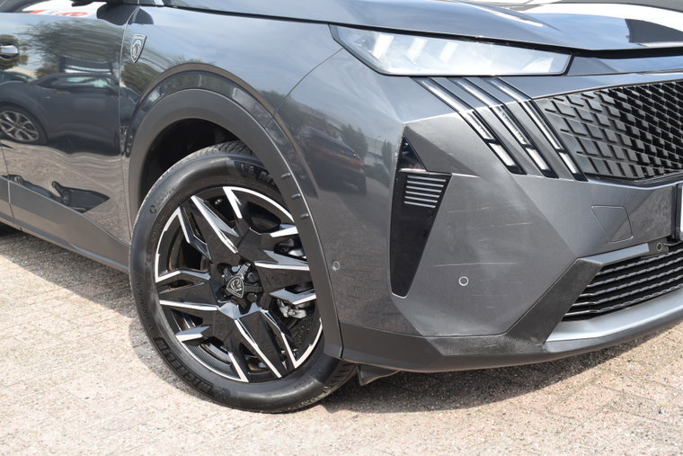 Vehicle Image 25