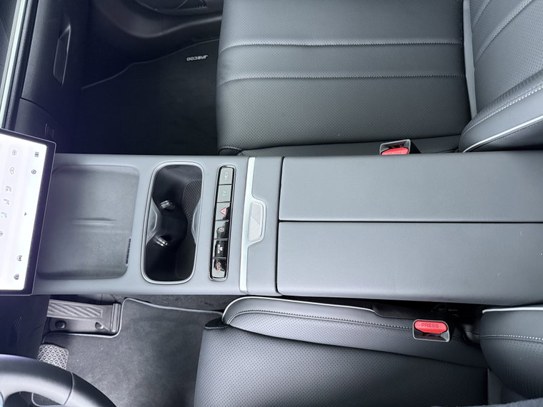 Vehicle Image 32