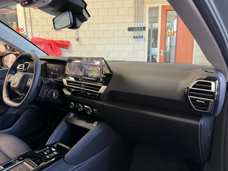 Vehicle Image 25