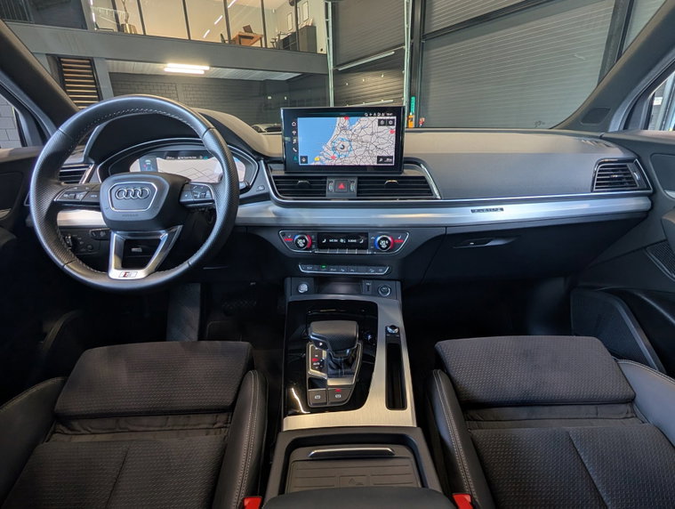 Vehicle Image 12