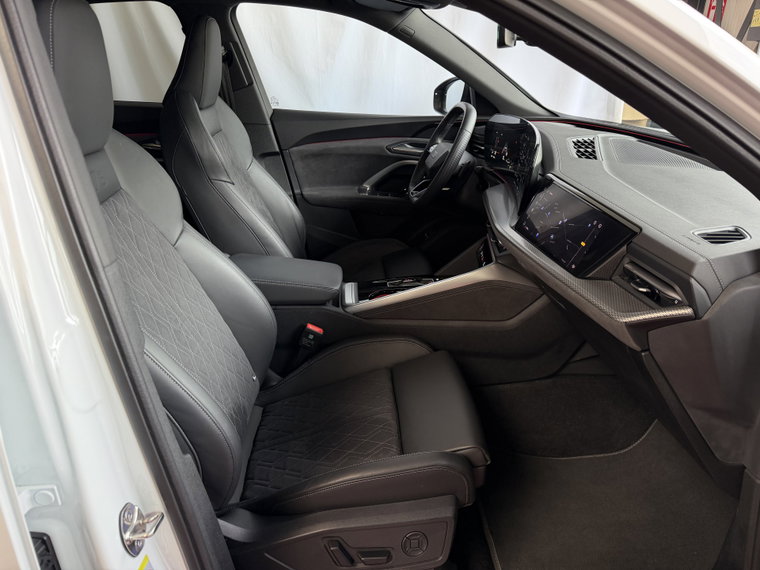 Vehicle Image 32