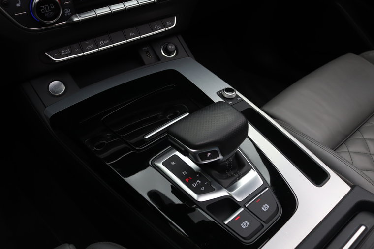 Vehicle Image 25