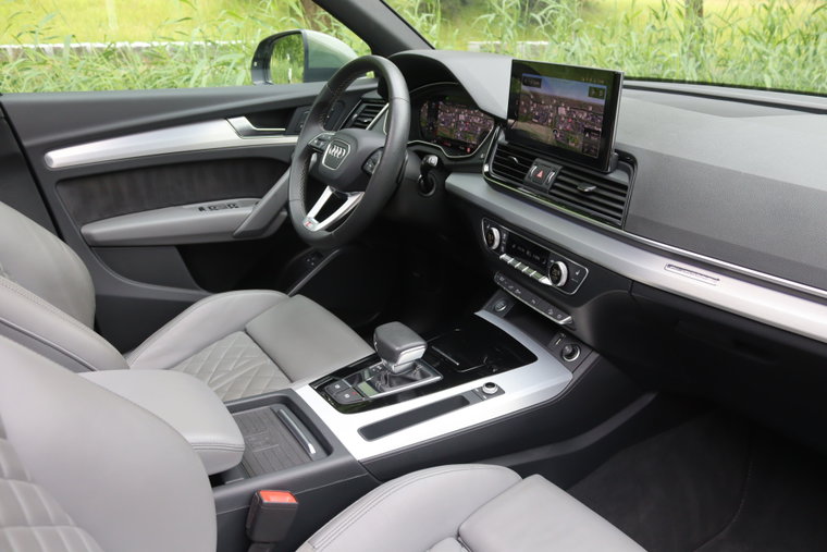 Vehicle Image 9