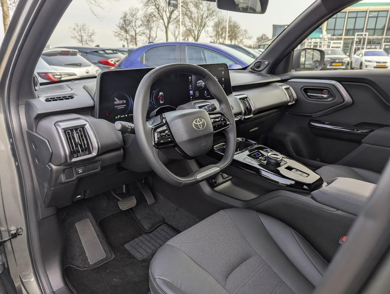 Vehicle Image 25