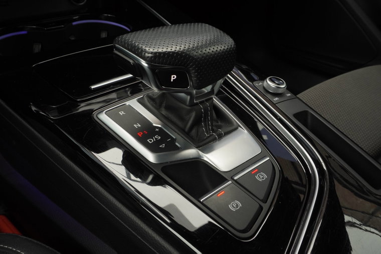 Vehicle Image 25