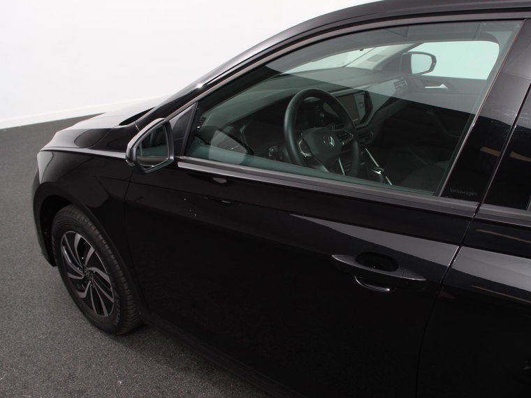Vehicle Image 32