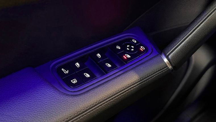 Vehicle Image 25