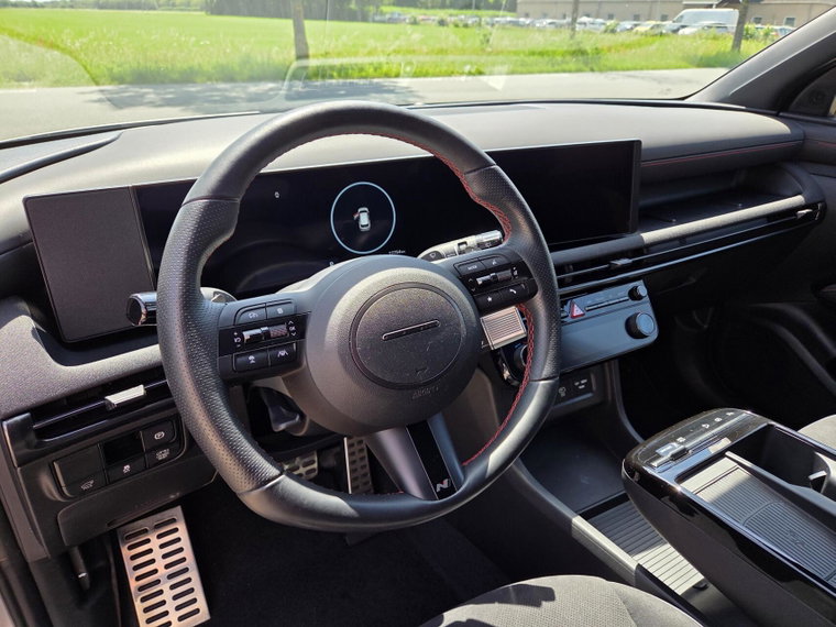 Vehicle Image 25