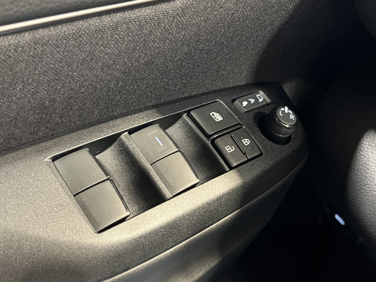 Vehicle Image 25
