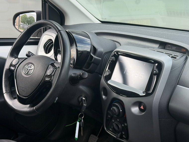 Vehicle Image 8