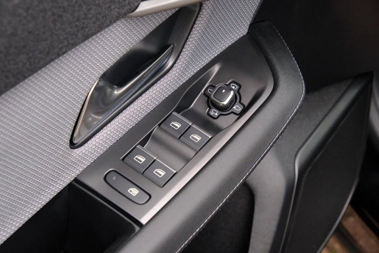 Vehicle Image 26