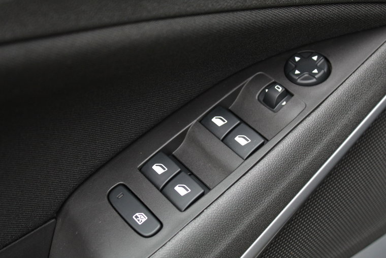 Vehicle Image 25