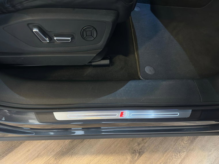 Vehicle Image 25
