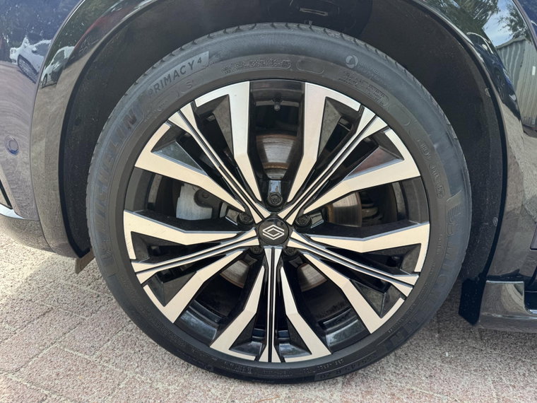 Vehicle Image 10
