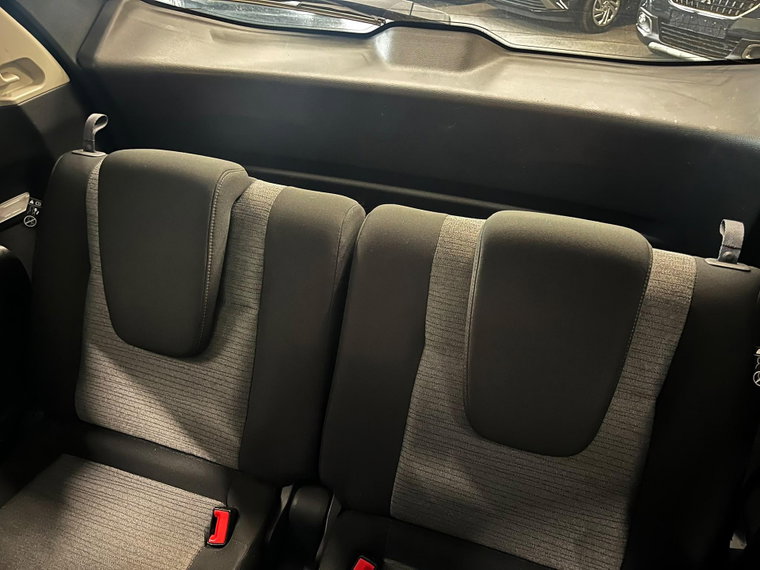Vehicle Image 32