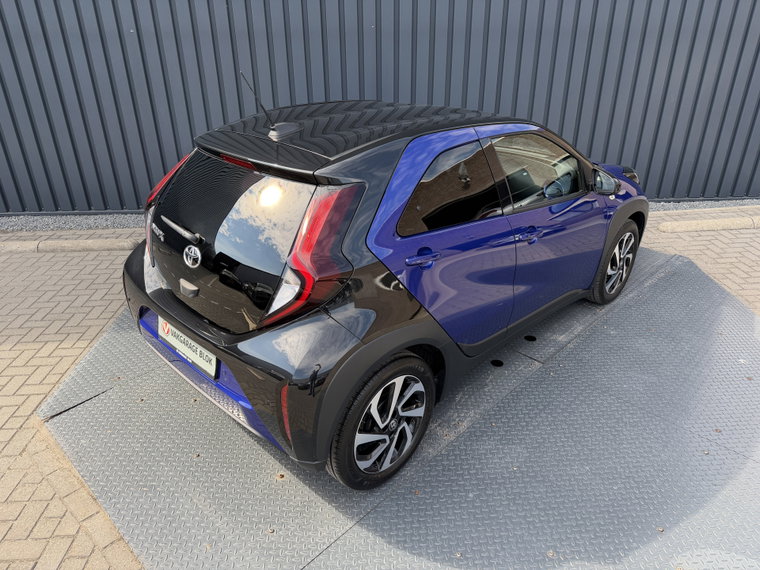 Vehicle Image 11
