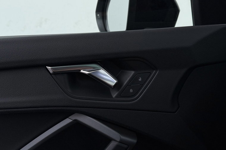 Vehicle Image 38