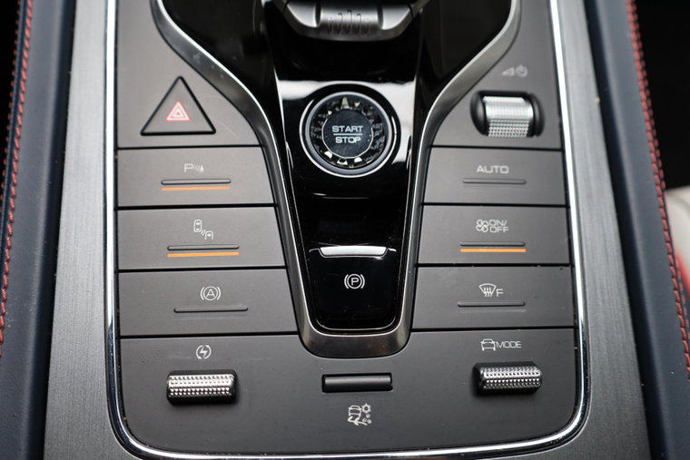 Vehicle Image 25