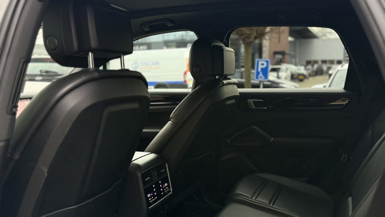Vehicle Image 32