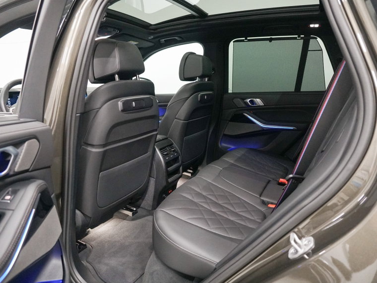 Vehicle Image 32