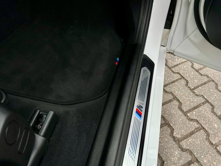Vehicle Image 32