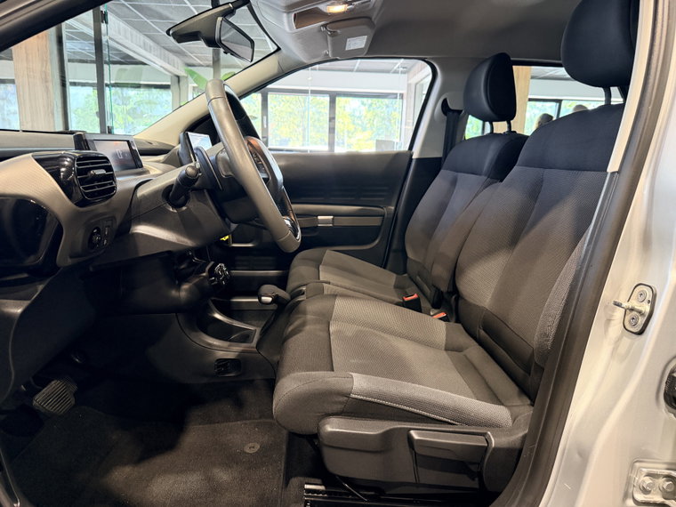 Vehicle Image 16