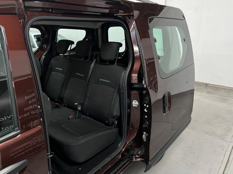 Vehicle Image 32