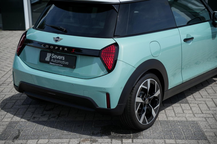 Vehicle Image 21