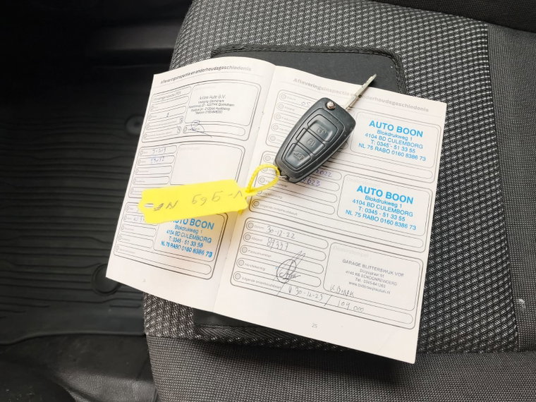 Vehicle Image 12