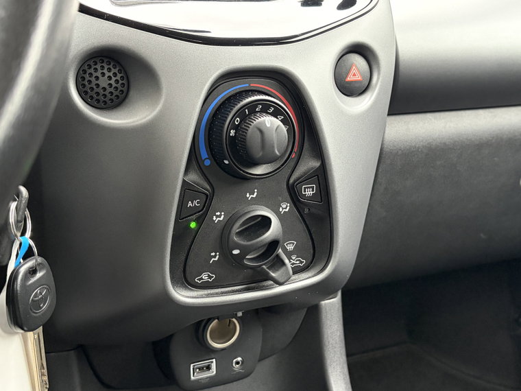 Vehicle Image 32