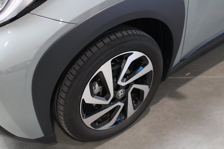 Vehicle Image 4