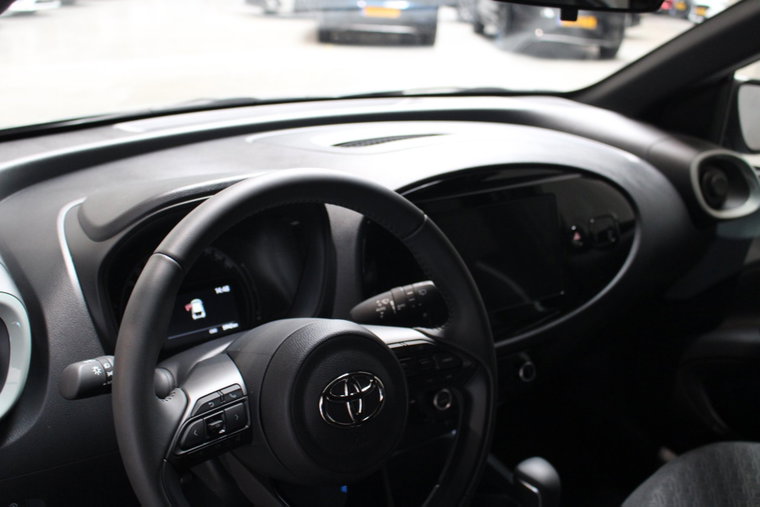Vehicle Image 6