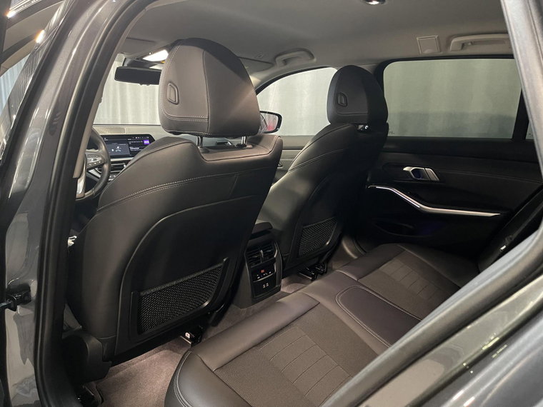 Vehicle Image 38