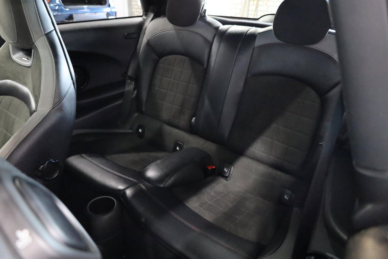 Vehicle Image 32