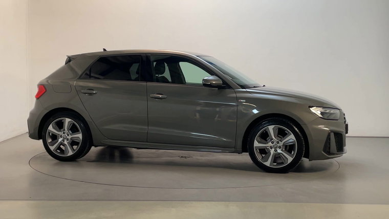 Vehicle Image 12