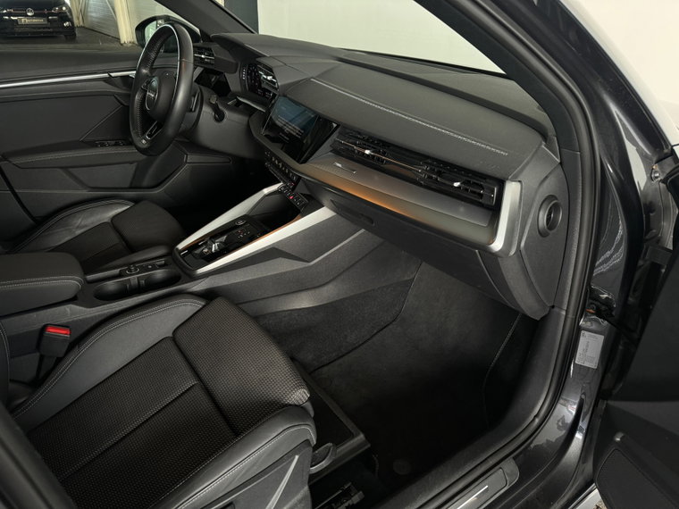Vehicle Image 32