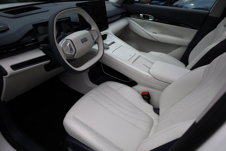 Vehicle Image 6