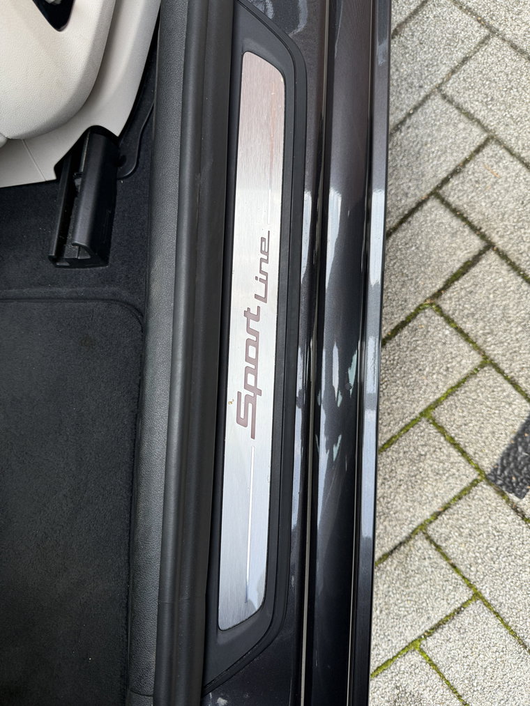 Vehicle Image 25